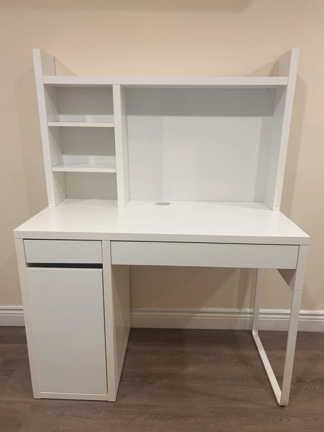 White Computer Desk with Hutch and whiteboard