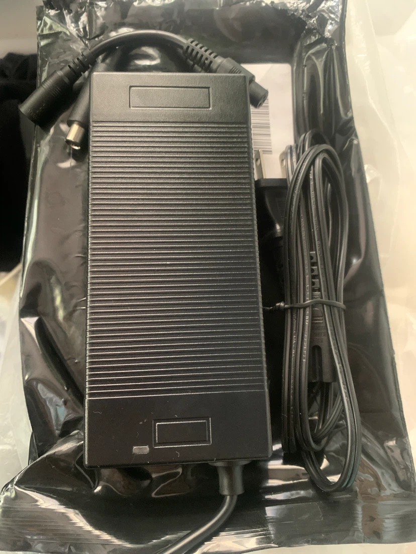 HUALEEON Battery Charger