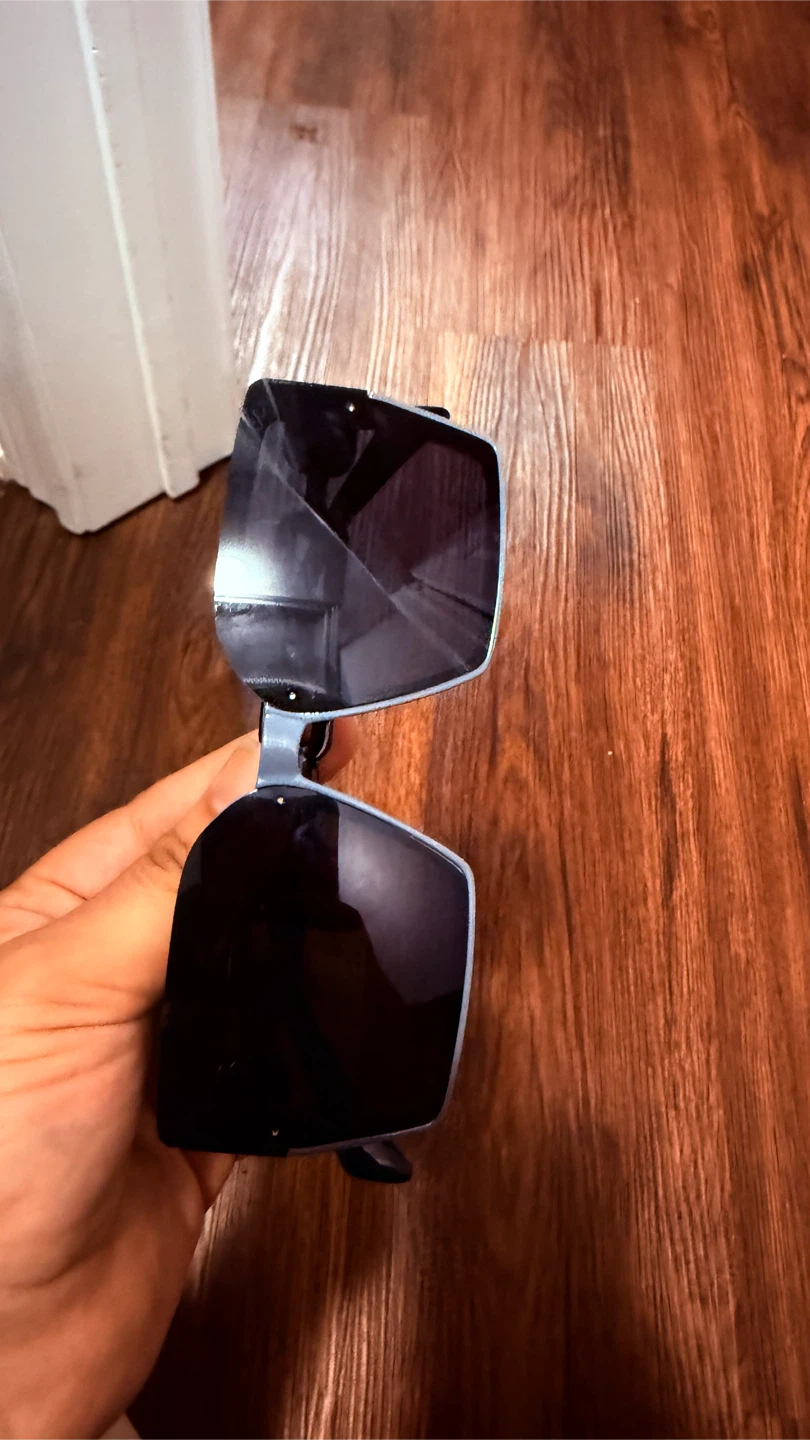 Gucci Sunglasses with Chain Detail - photo 4