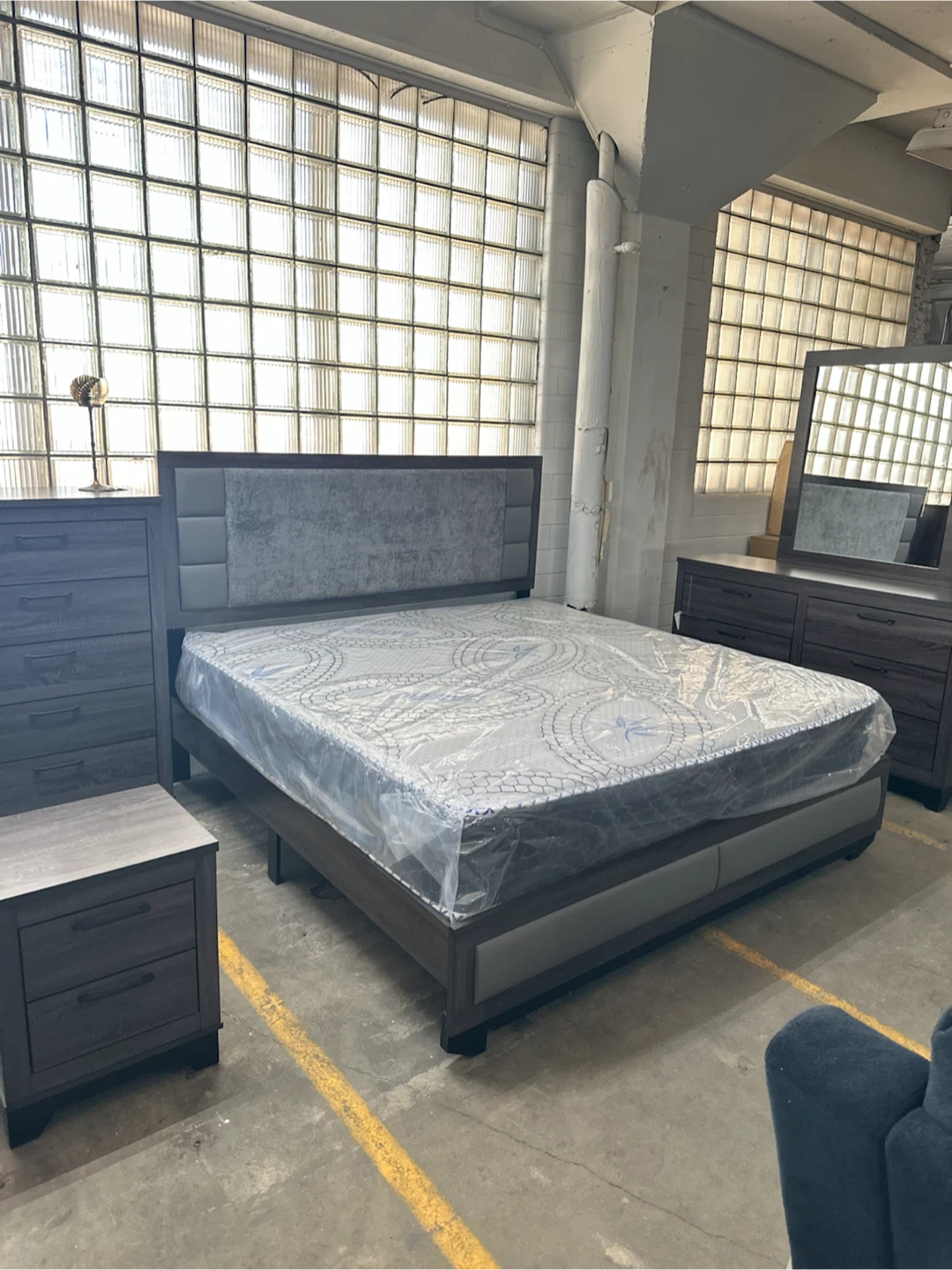 4 piece queen set bed frame mirror dresser nightstand (new)