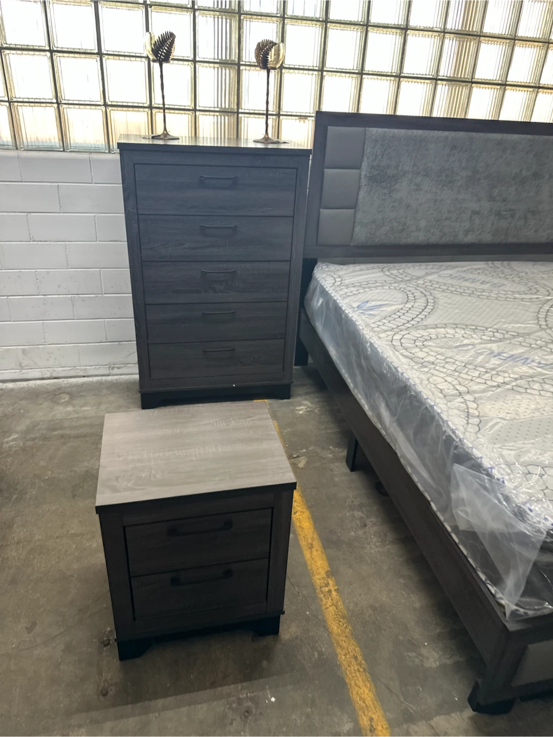 4 piece queen set bed frame mirror dresser nightstand (new) - photo 2