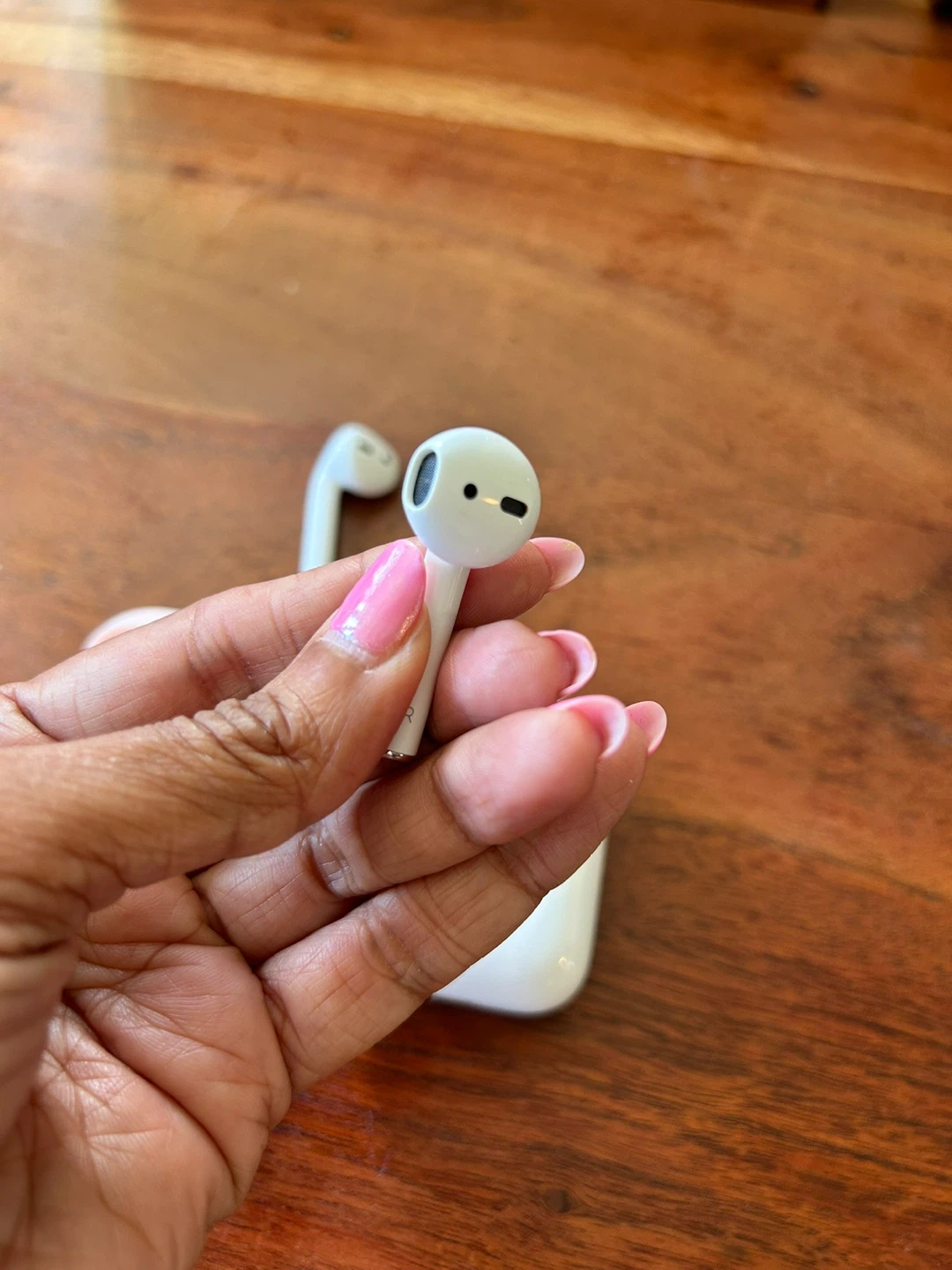 Apple AirPods (2nd Gen) with Charging Case - photo 2