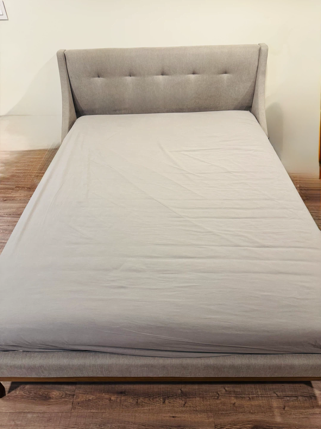 Beautiful Queen Bed Frame in excellent condition! - photo 2