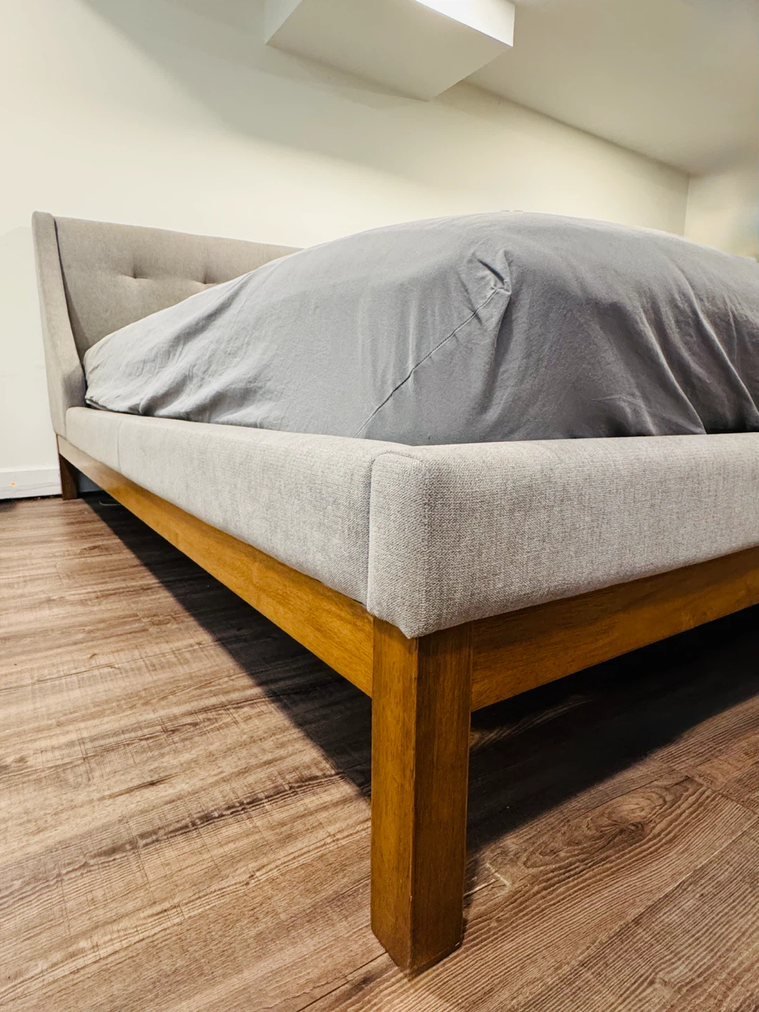 Beautiful Queen Bed Frame in excellent condition! - photo 3