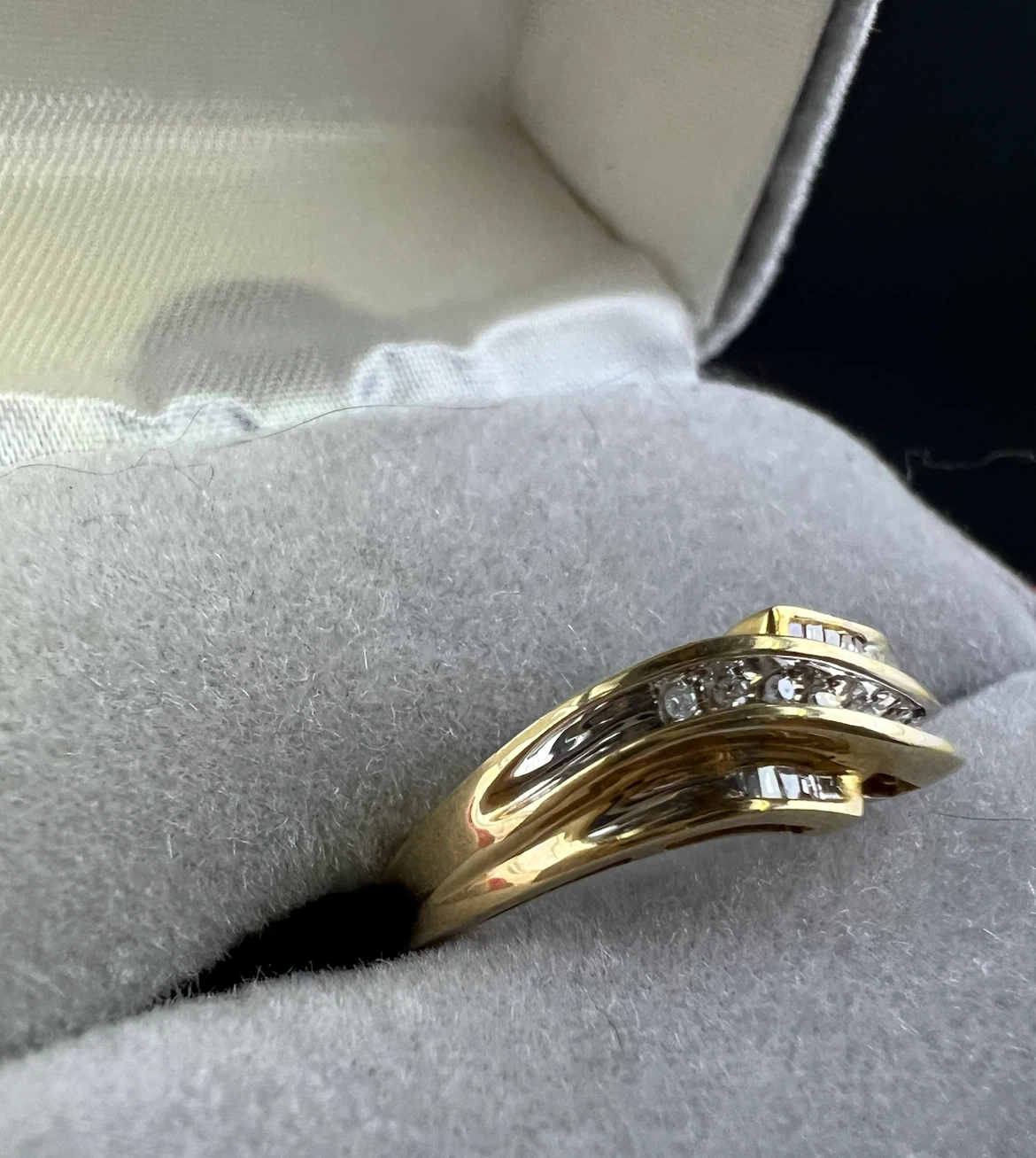 Beautiful Vintage 10K Gold Diamond Ring - photo 3