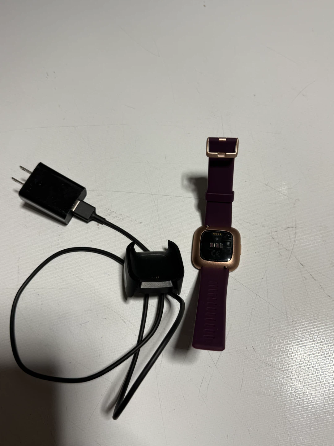Fitbit Versa (1st Gen) Smartwatch – Rose Gold with Charger - photo 2