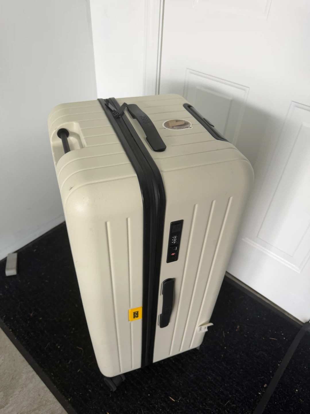 Cream coloured suitcase - photo 2
