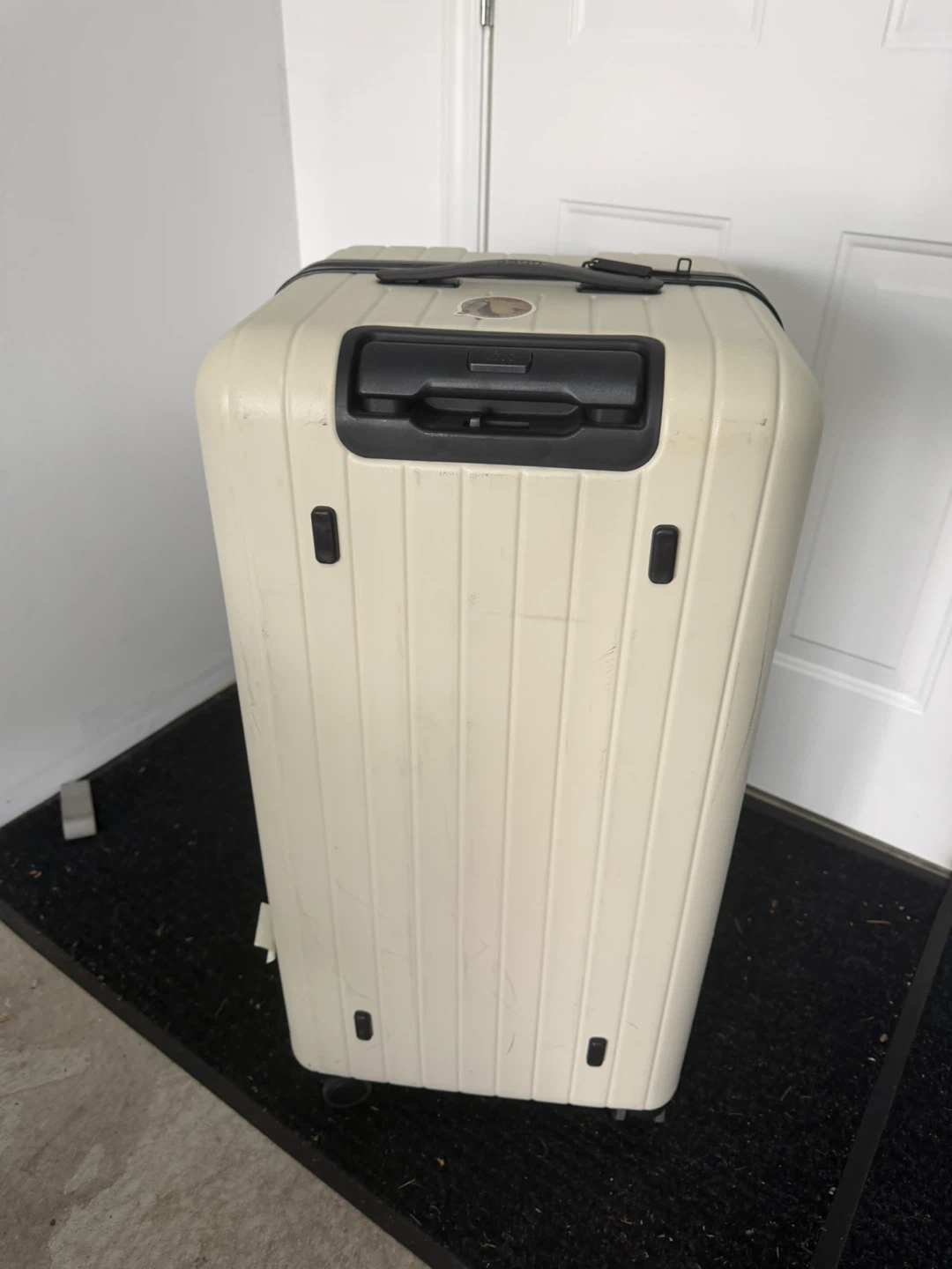 Cream coloured suitcase - photo 3