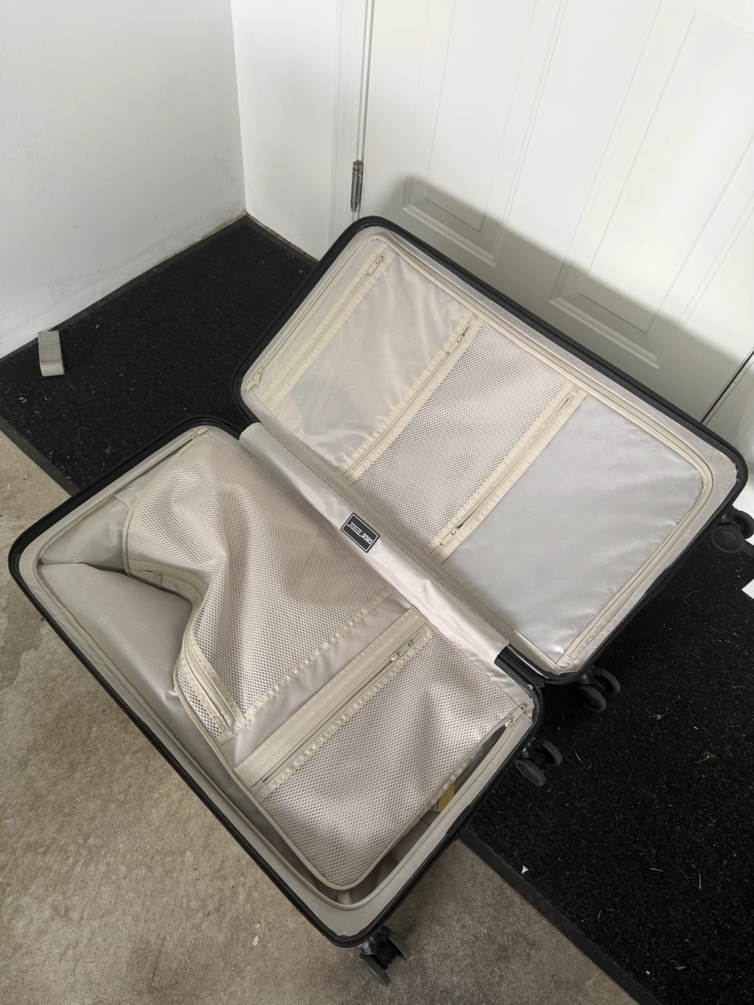 Cream coloured suitcase - photo 4