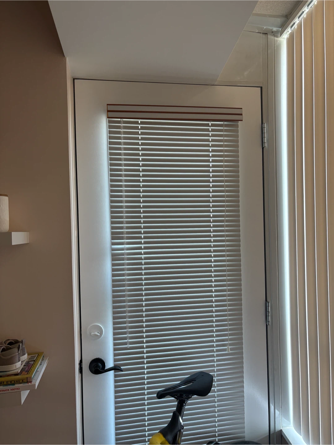 White Horizontal Blinds (very clean)