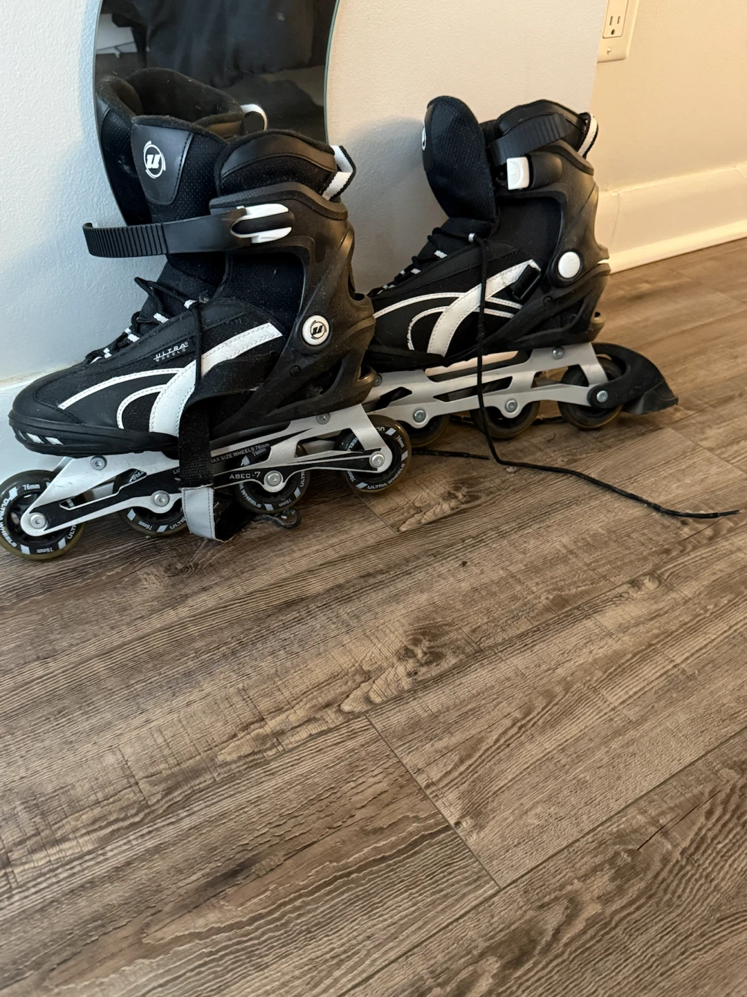 Men’s size 9 Black rollerblades