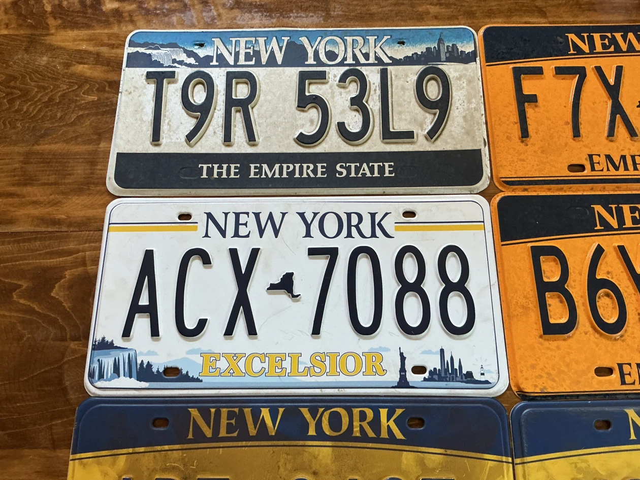 Vintage Lot of 6 Plastic TV PROPS New York License Plates - photo 2