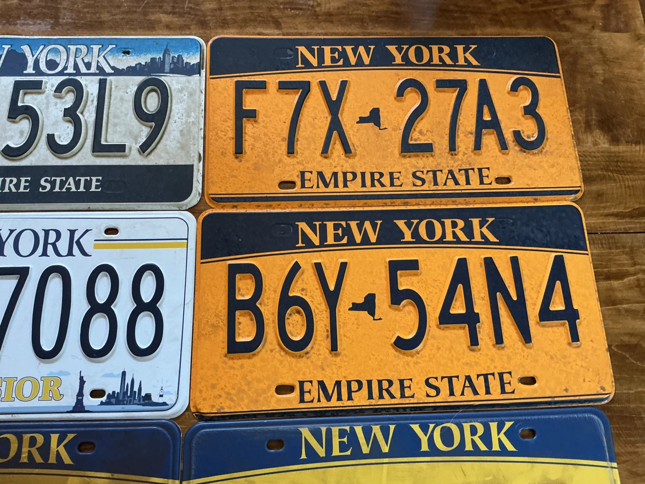 Vintage Lot of 6 Plastic TV PROPS New York License Plates - photo 3