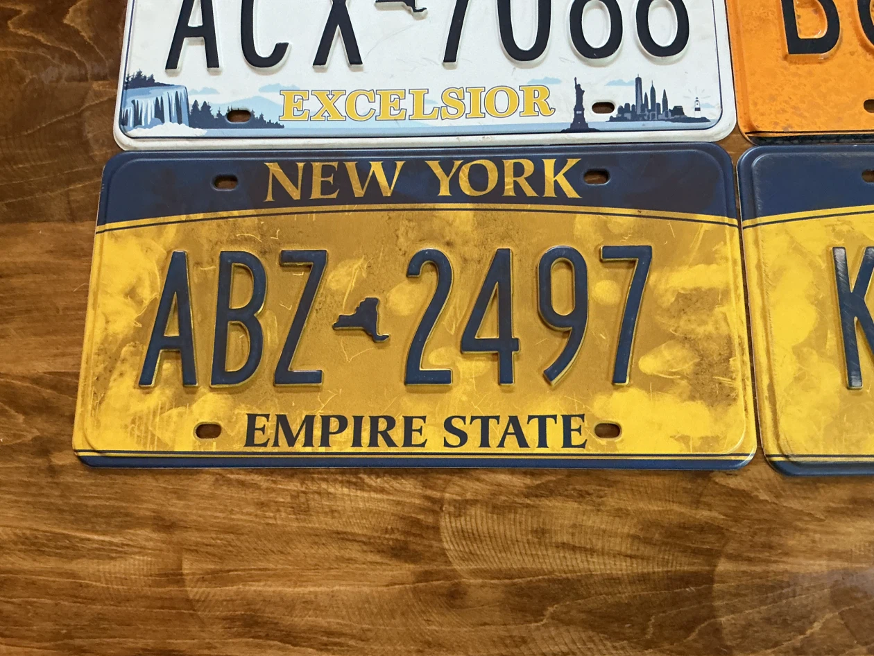 Vintage Lot of 6 Plastic TV PROPS New York License Plates - photo 4