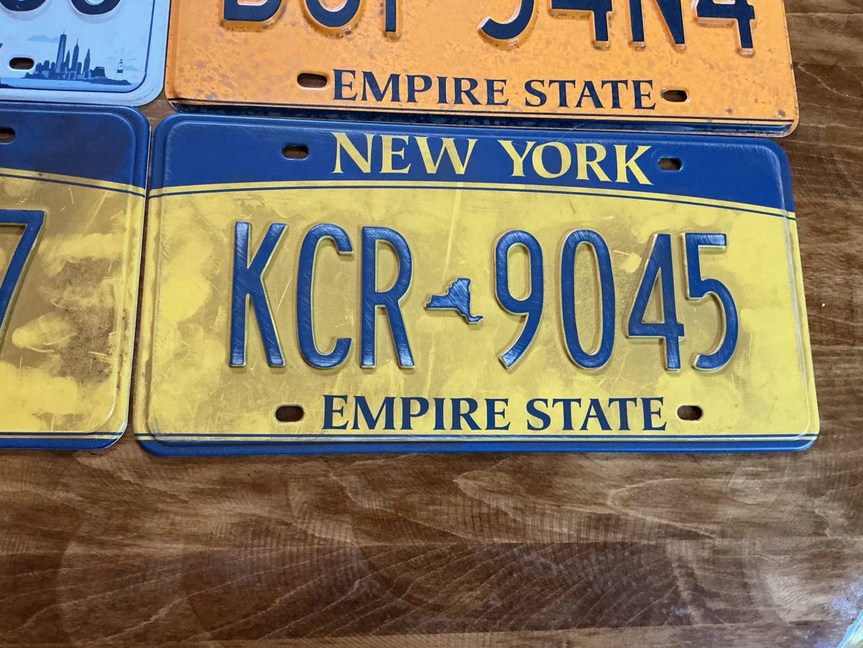 Vintage Lot of 6 Plastic TV PROPS New York License Plates - photo 5