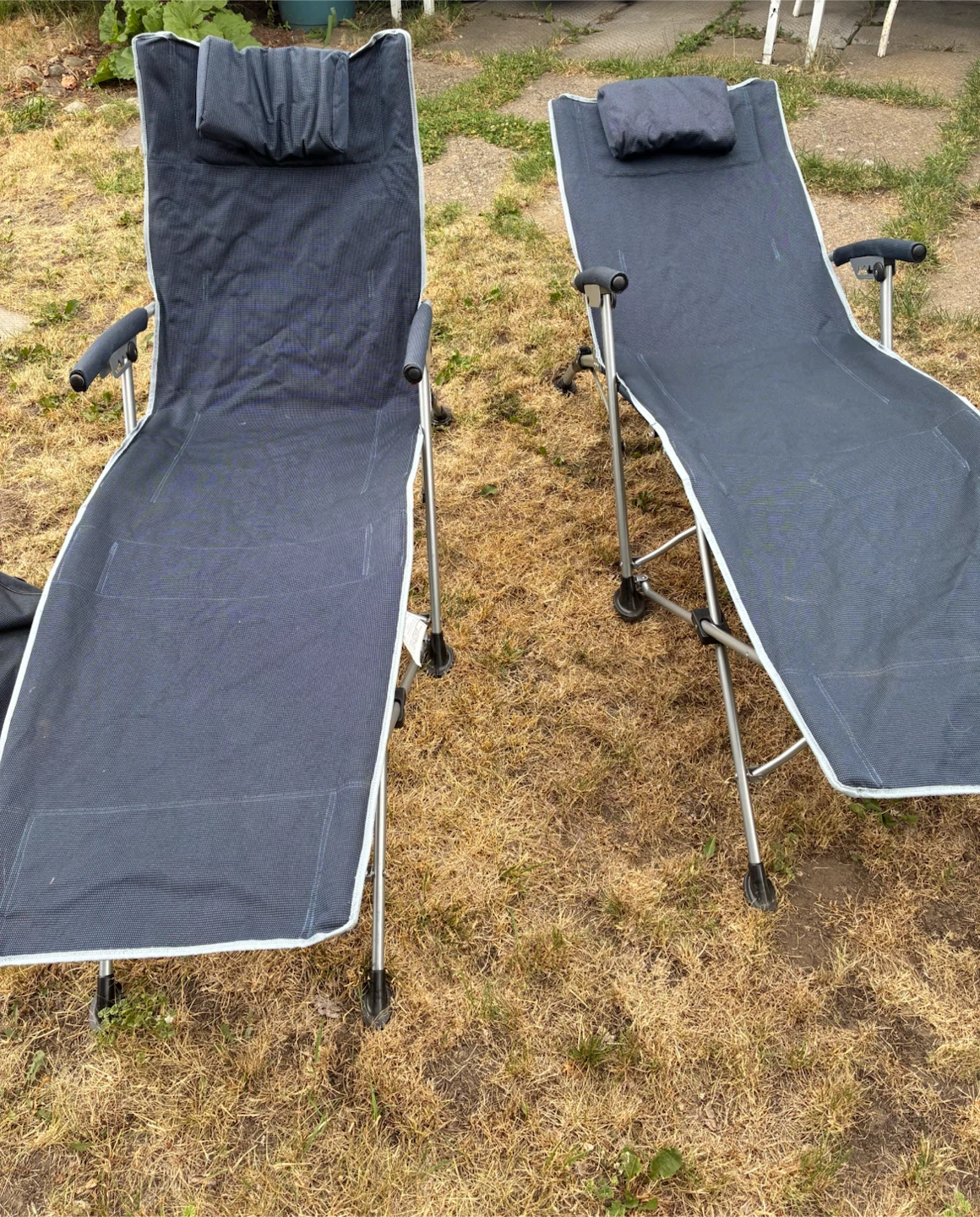Set of 2 Folding Lounge Chairs with Headrests - photo 4