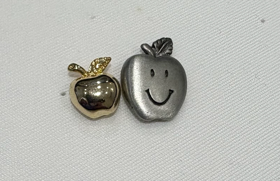 🍎 Apple Pins – Set of 2 - photo 2