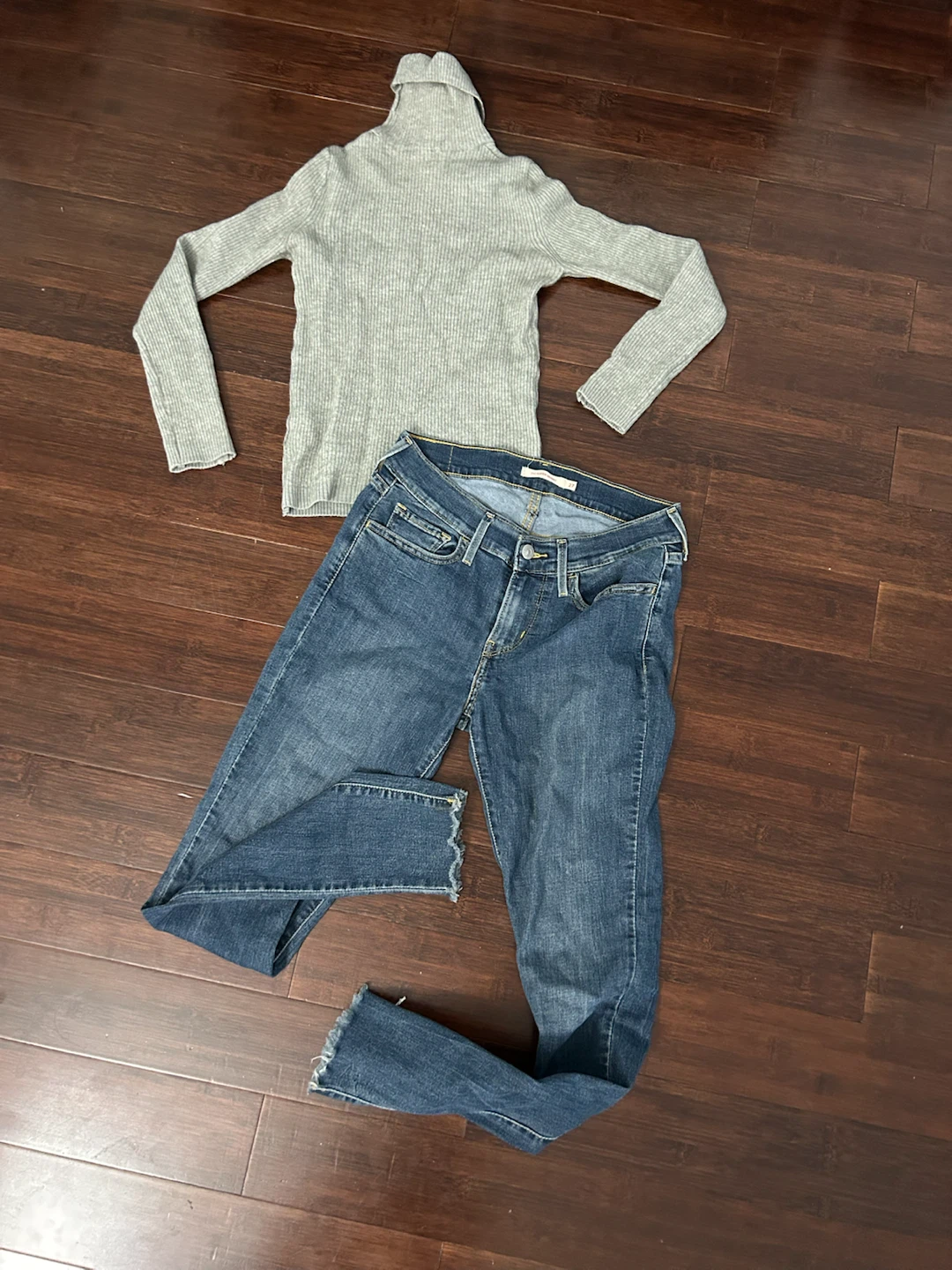 Levi's Jeans & Grey Turtleneck Sweater Bundle