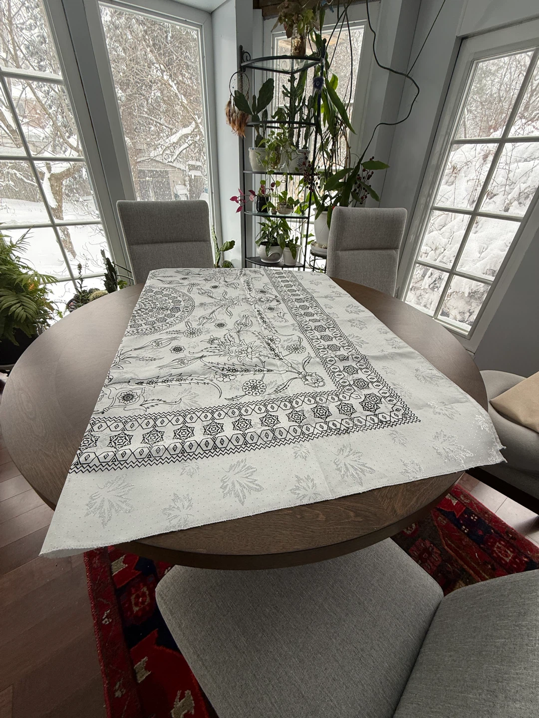 Table Runner with Black and White Floral Pattern - photo 3