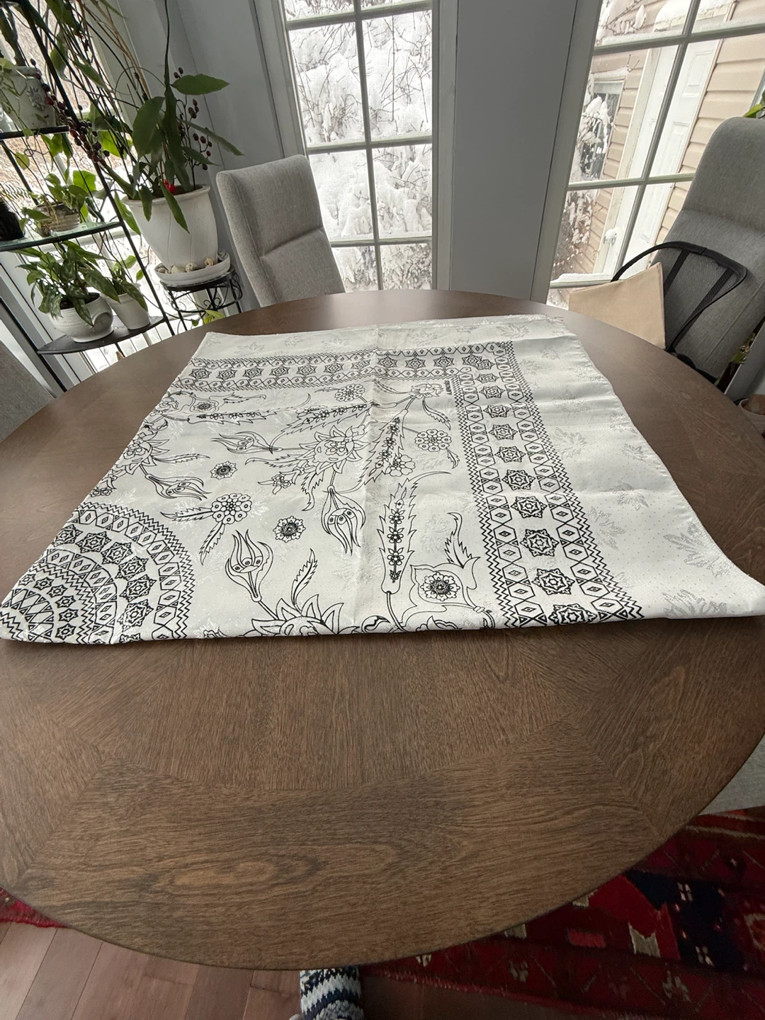 Table Runner with Black and White Floral Pattern - photo 4