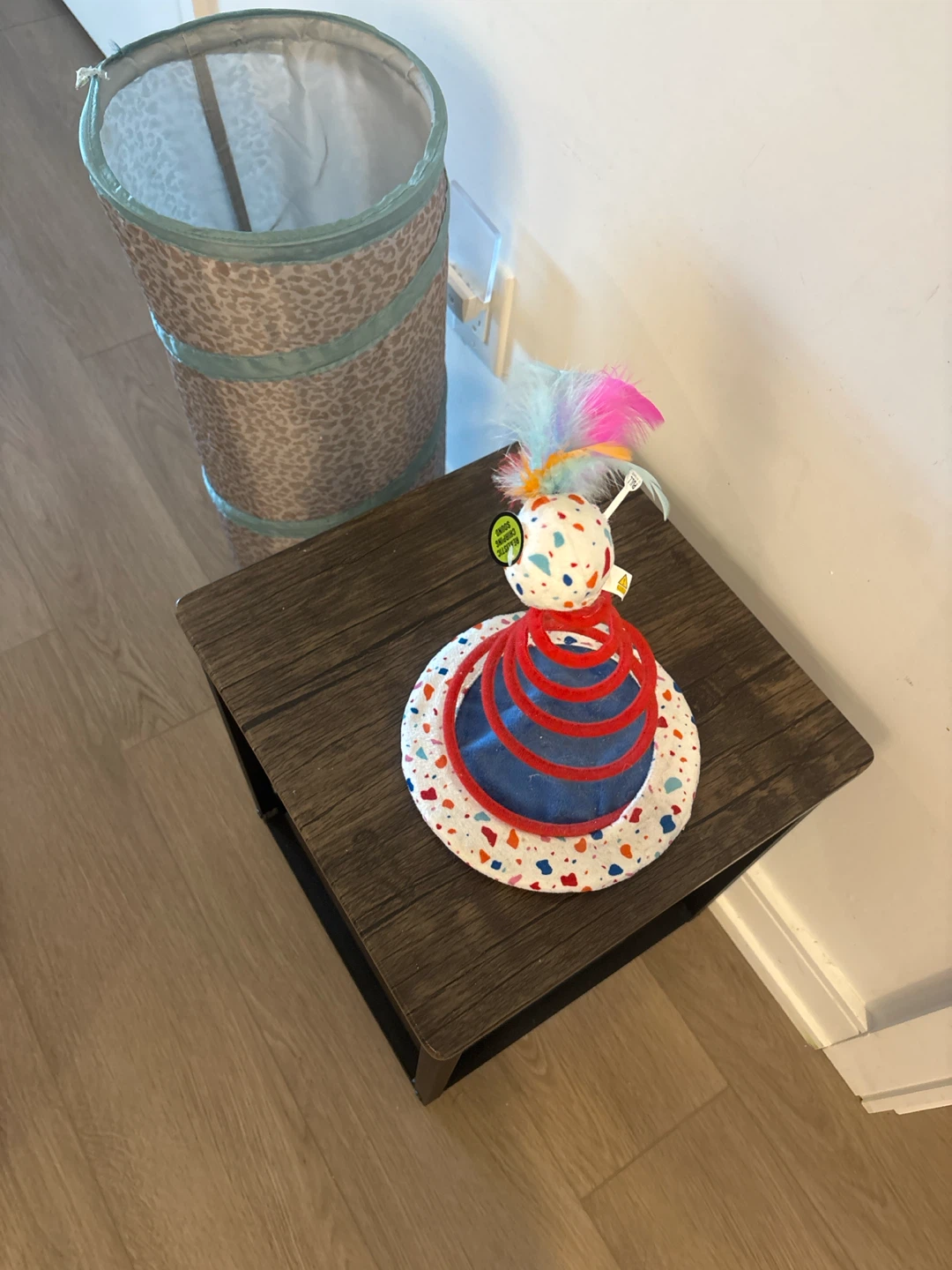 Bouncing cat toy with Feathers