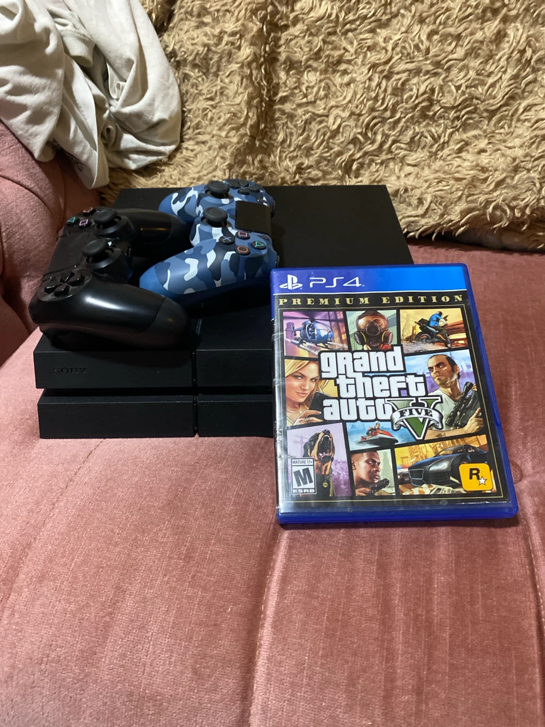 Sony PS4, GTAV Premium, 2 PS4 controllers.