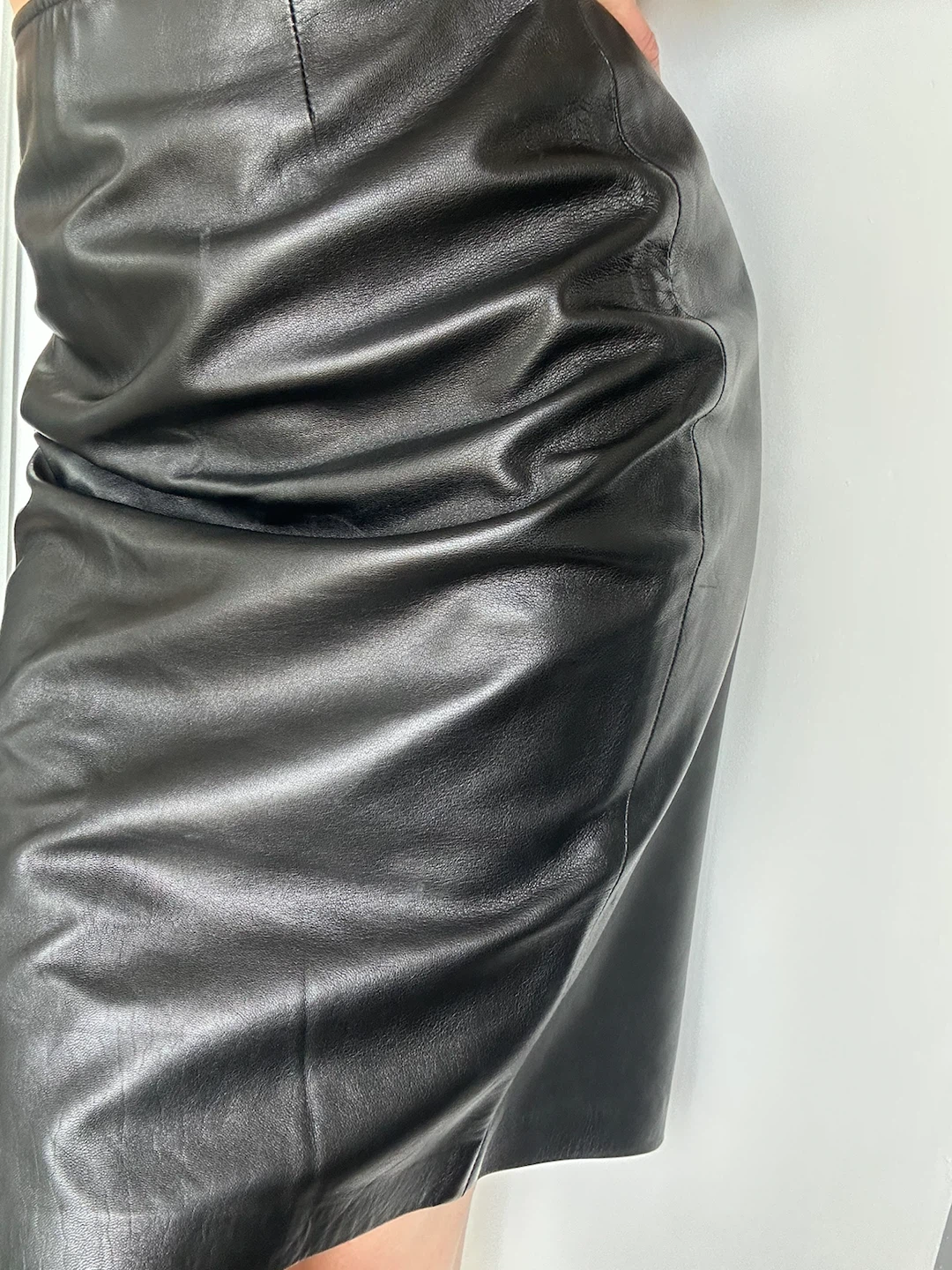 Black ruched leather pencil skirt - photo 2