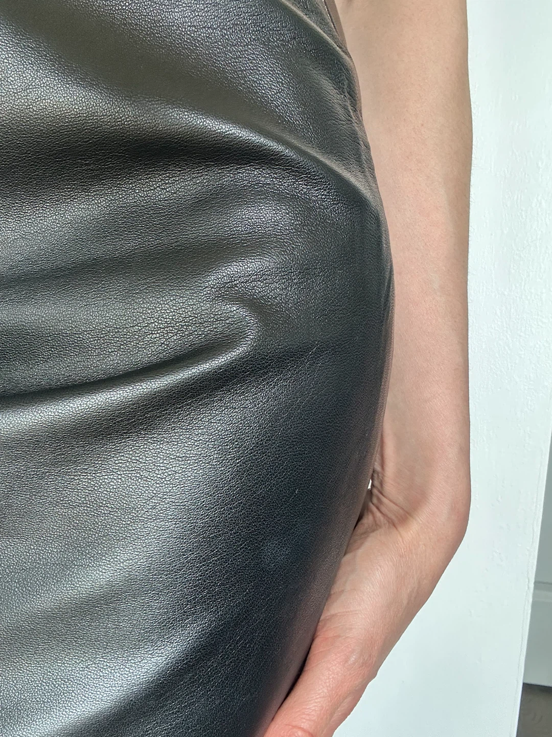 Black ruched leather pencil skirt - photo 3