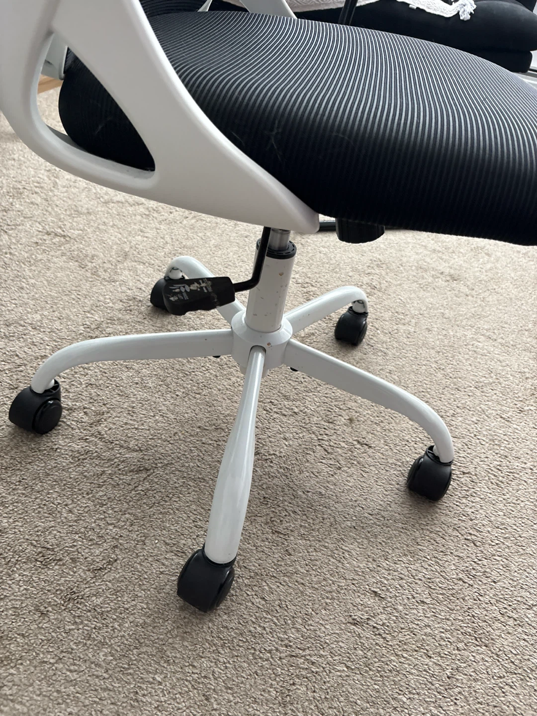Black Mesh Office Chair with White Frame - photo 2