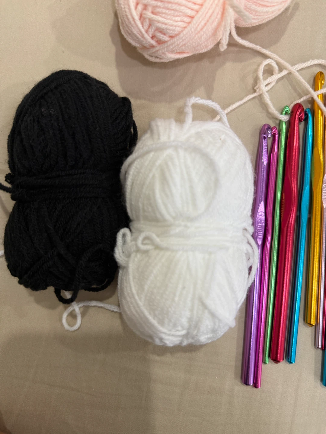 Assorted Crochet Hooks and Yarn Bundle - photo 3