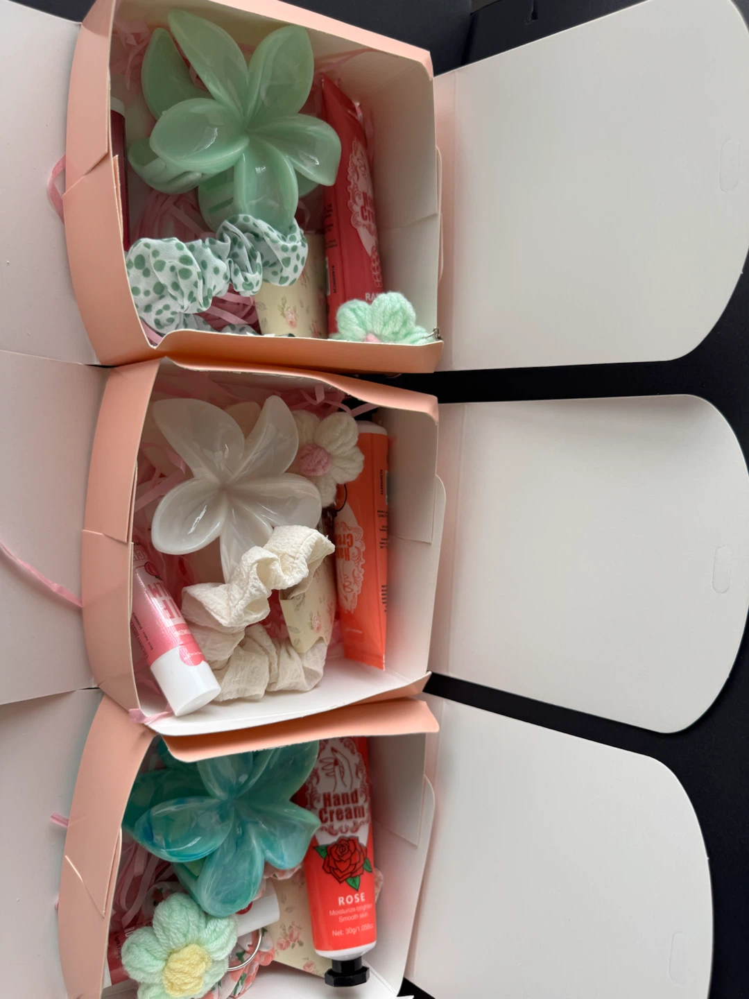 Gift Box Set with Hand Cream and Hair Accessories - photo 2