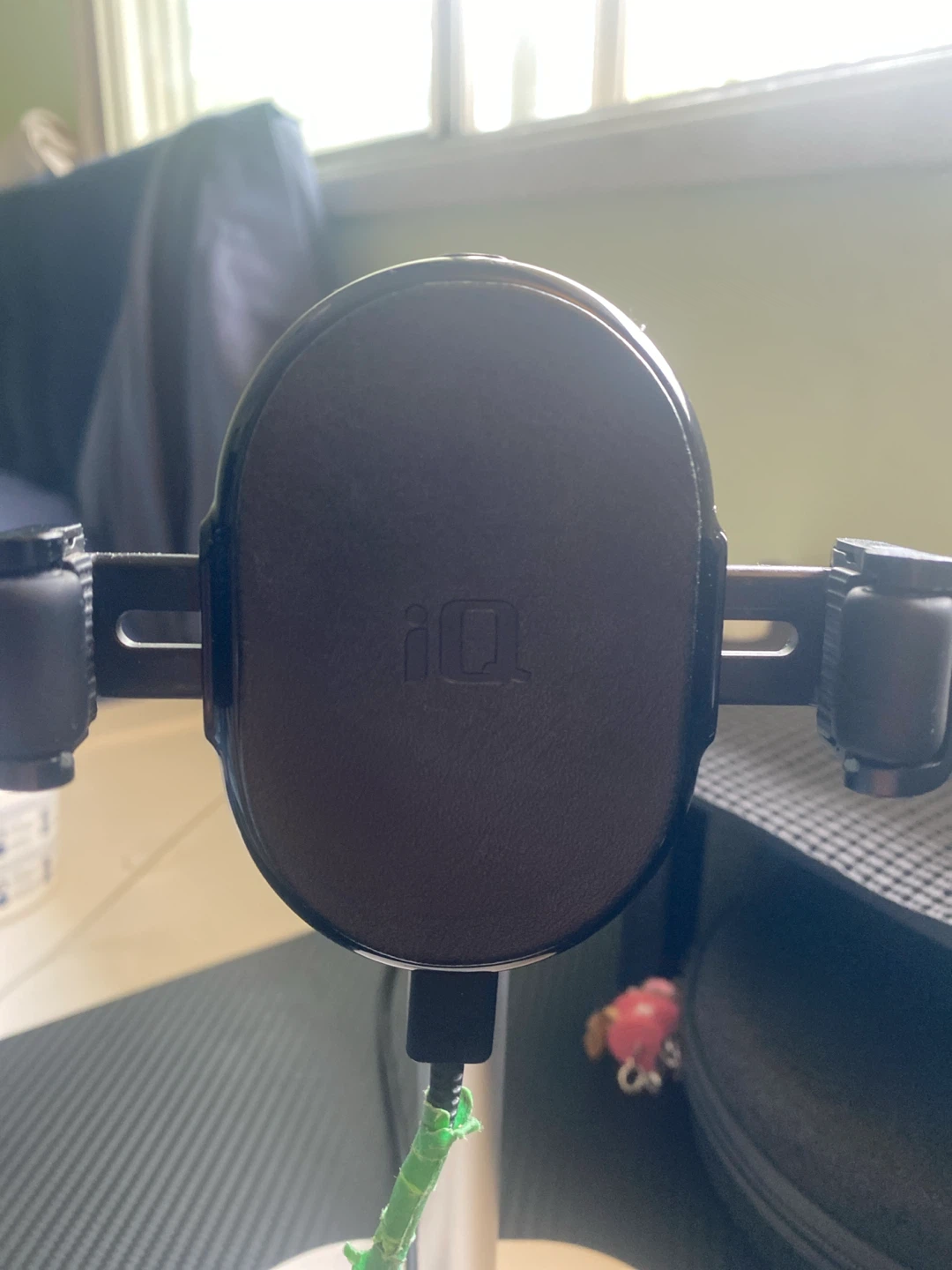 iQ Wireless Car Charger Mount