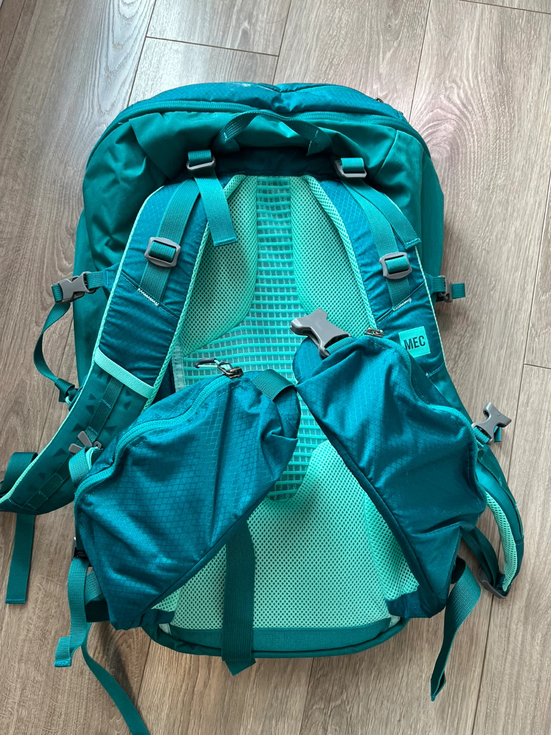 MEC Mistral 40L Backpack + Rain Cover – Excellent Condition - photo 3