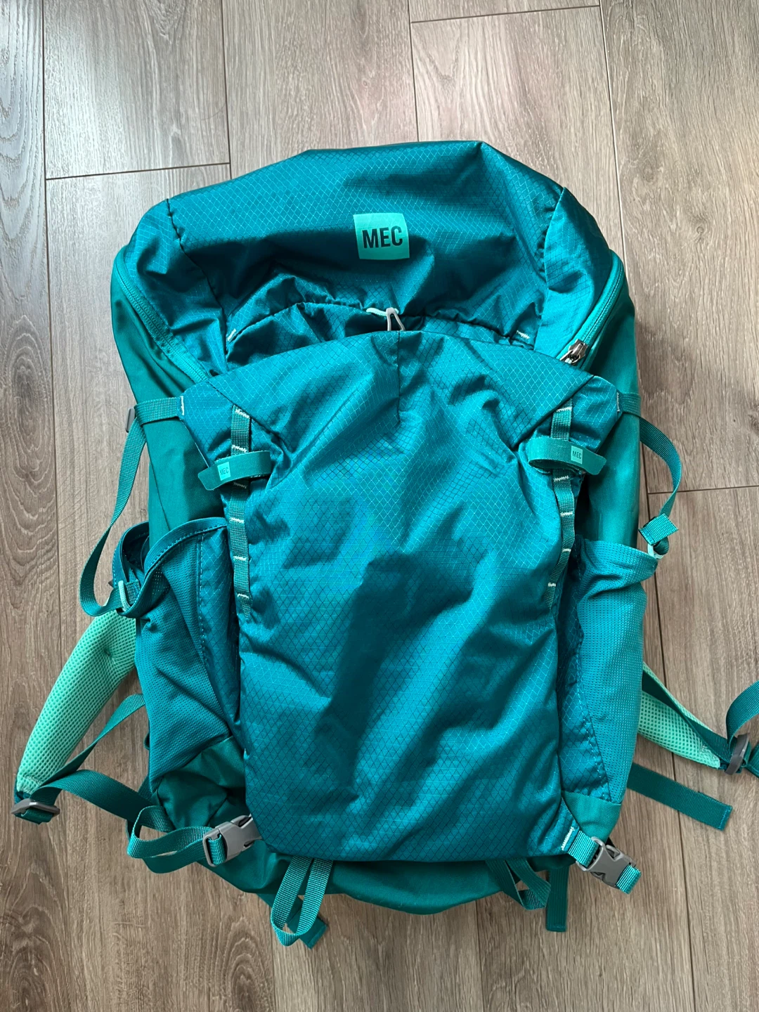 MEC Mistral 40L Backpack + Rain Cover – Excellent Condition - photo 2