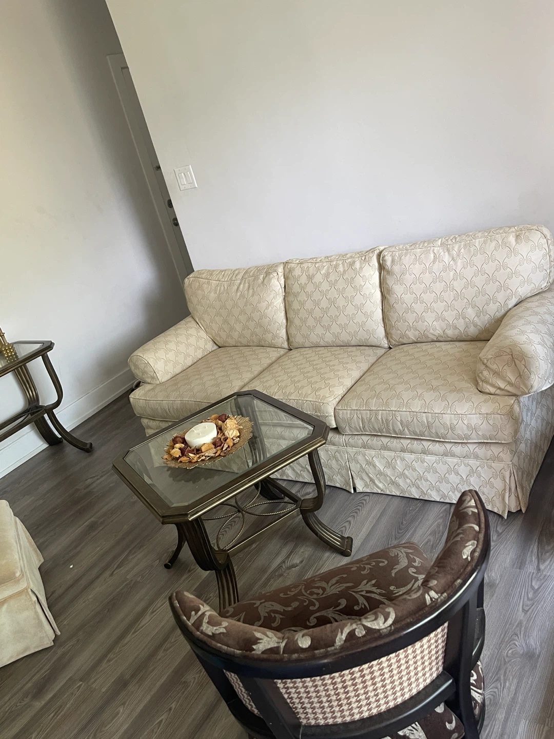 Cream  Sofa - Moving sale - ( everything n the pictures must go) - photo 5