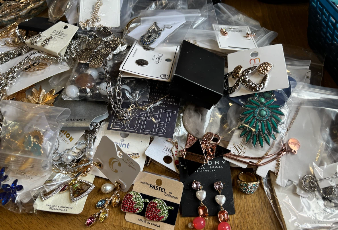 NEW-75 pieces of Assorted lot of fashion jewelry