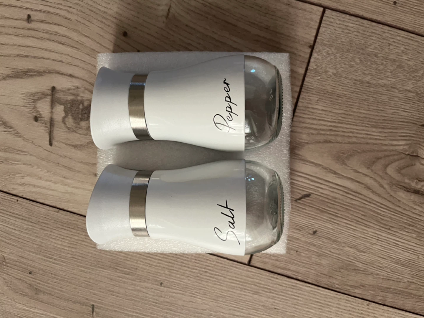 Salt and Pepper Shakers Set - photo 3
