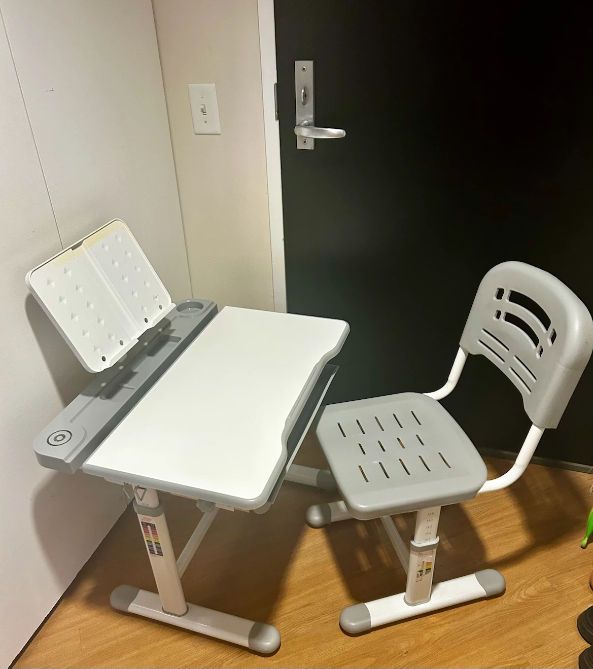Kids Adjustable Desk and Chair Set - photo 2