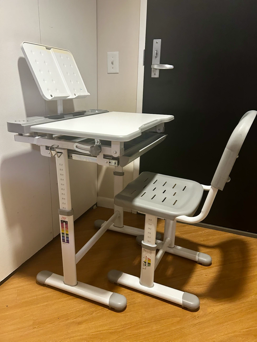 Kids Adjustable Desk and Chair Set - photo 3