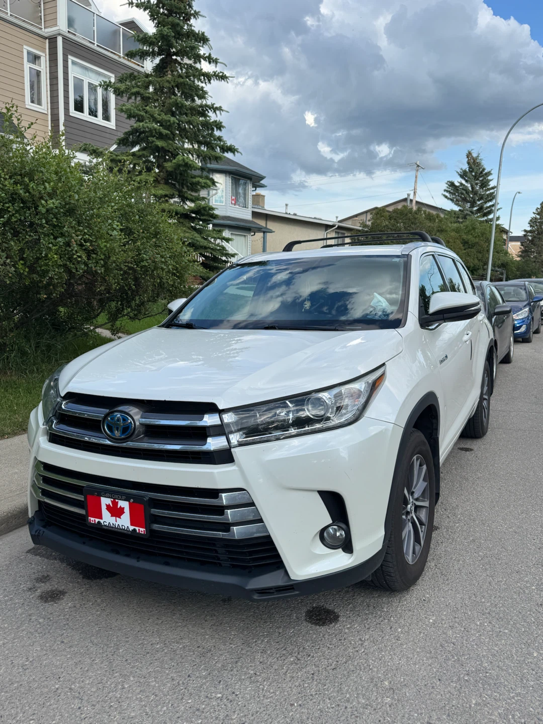 White Toyota Highlander Hybrid SUV - photo 2