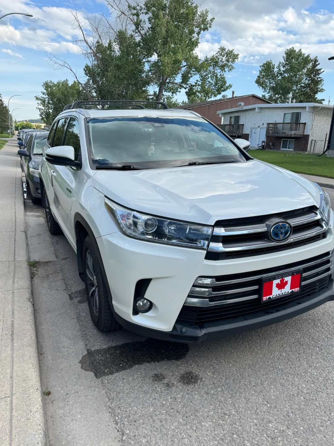 White Toyota Highlander Hybrid SUV - photo 3