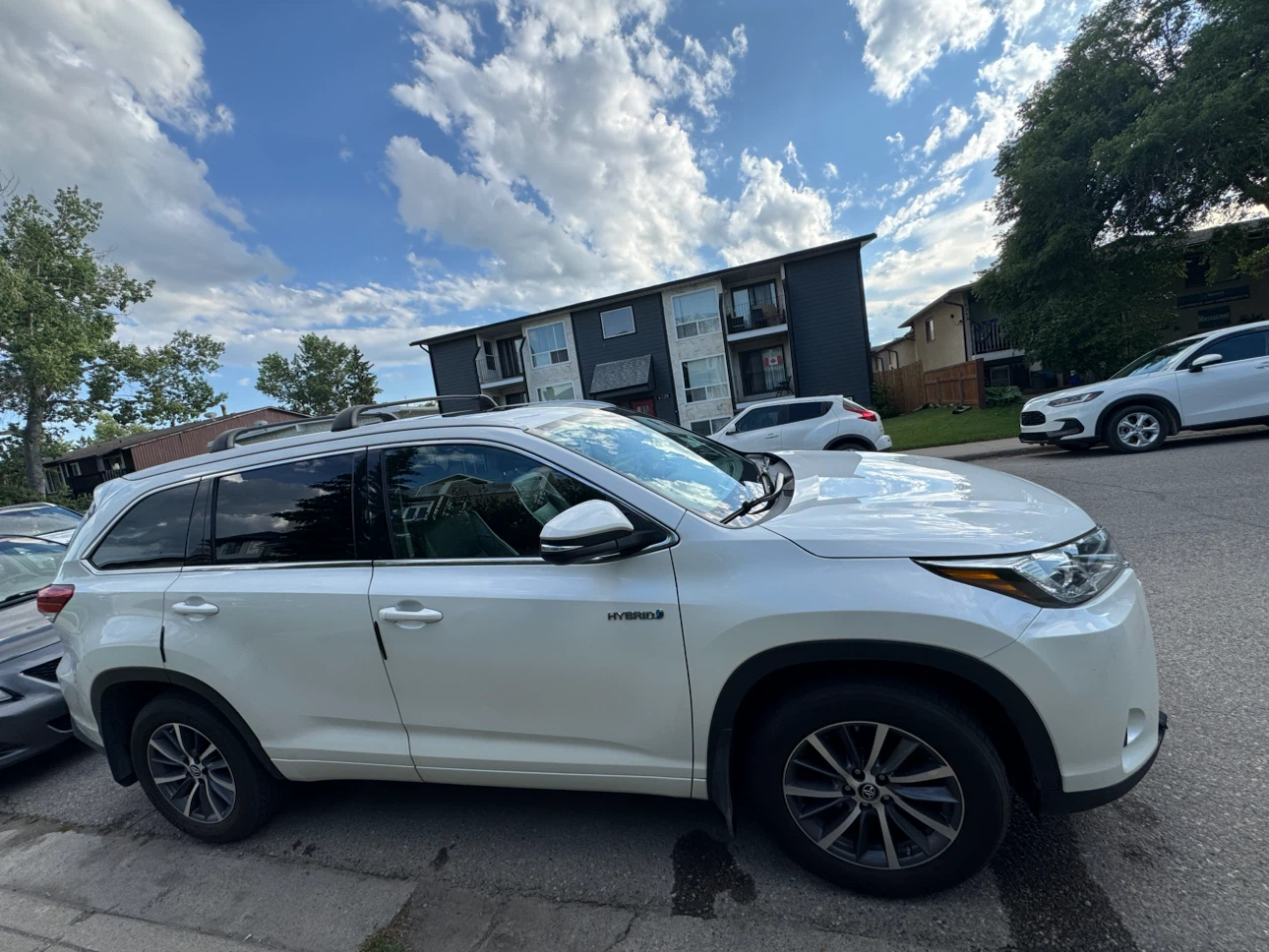 White Toyota Highlander Hybrid SUV - photo 4