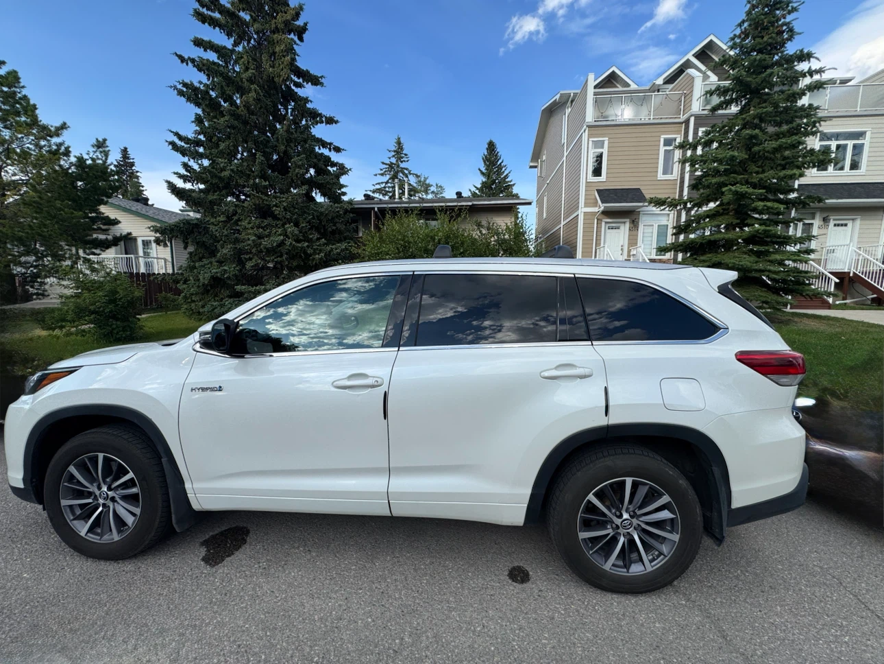 White Toyota Highlander Hybrid SUV - photo 5