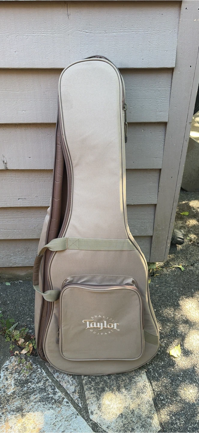 Taylor guitar bag (Academy or Big Baby)
