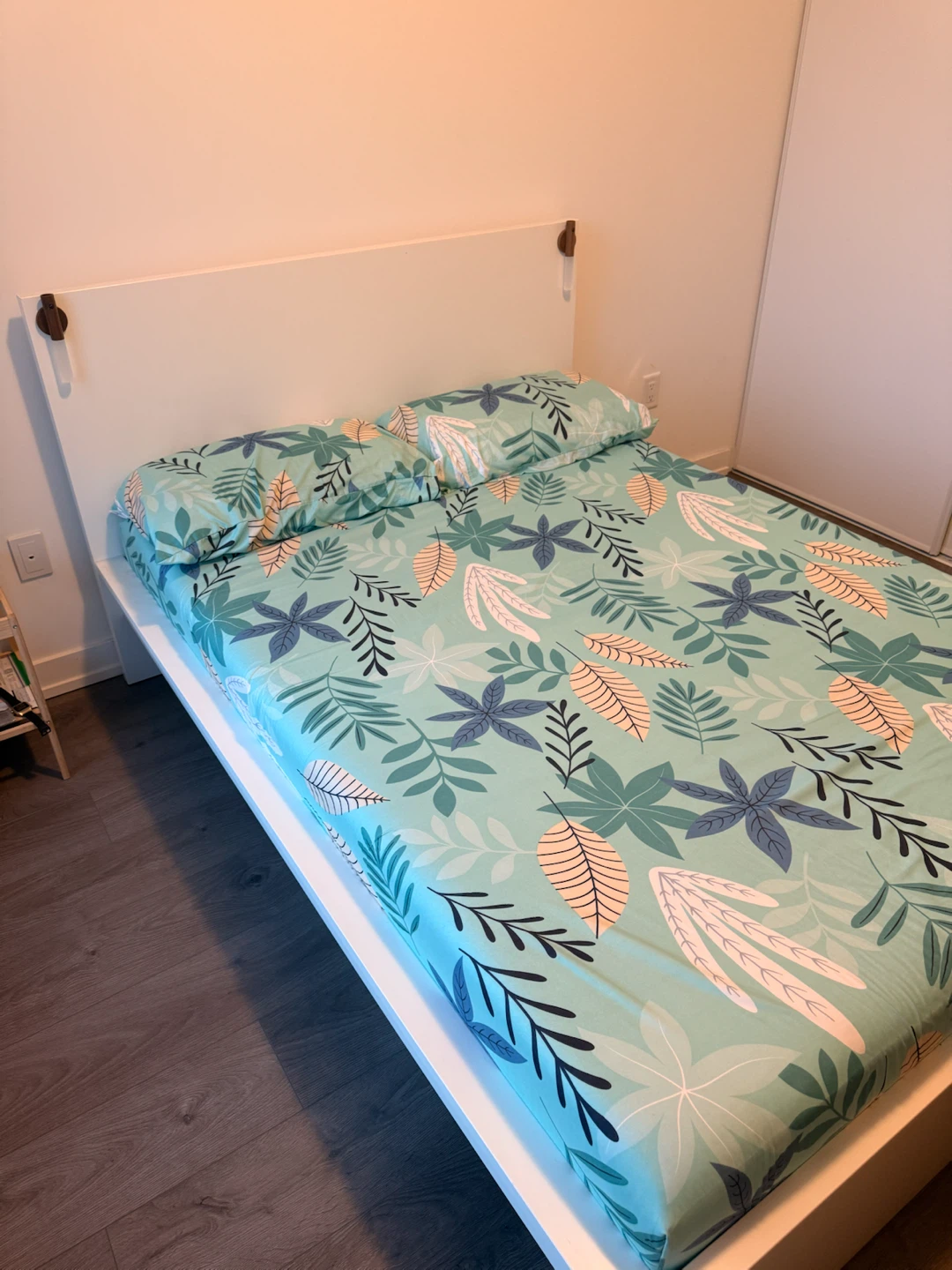 White full bed with mattress - photo 2