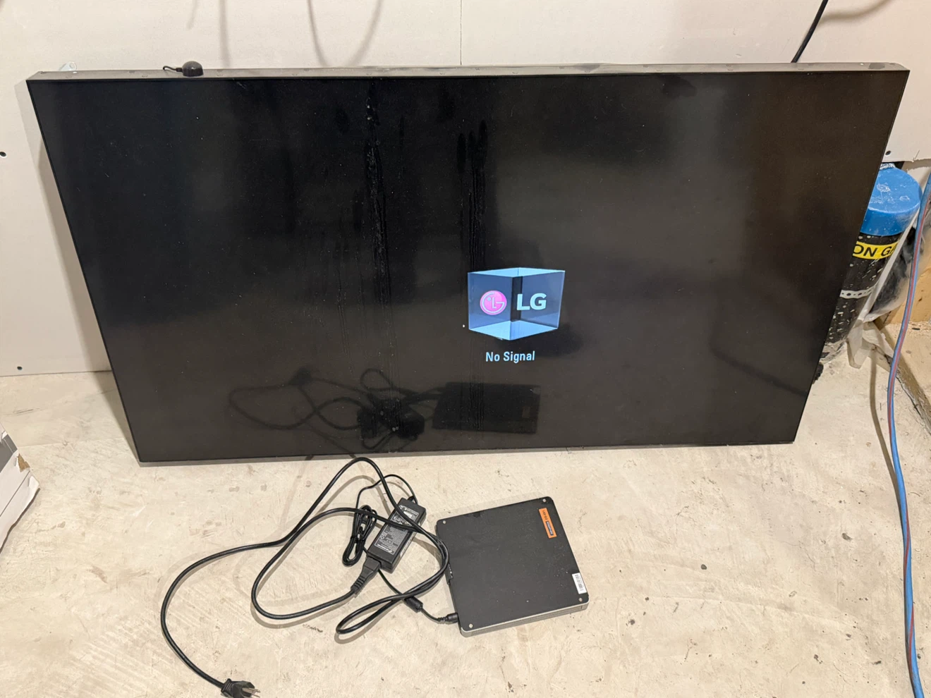 LG Digital Signage 49" Monitor - photo 2