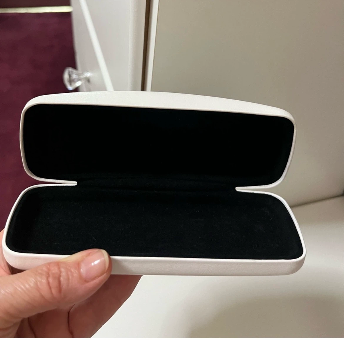 Calvin Klein White Hard Shell Glasses Case - photo 4