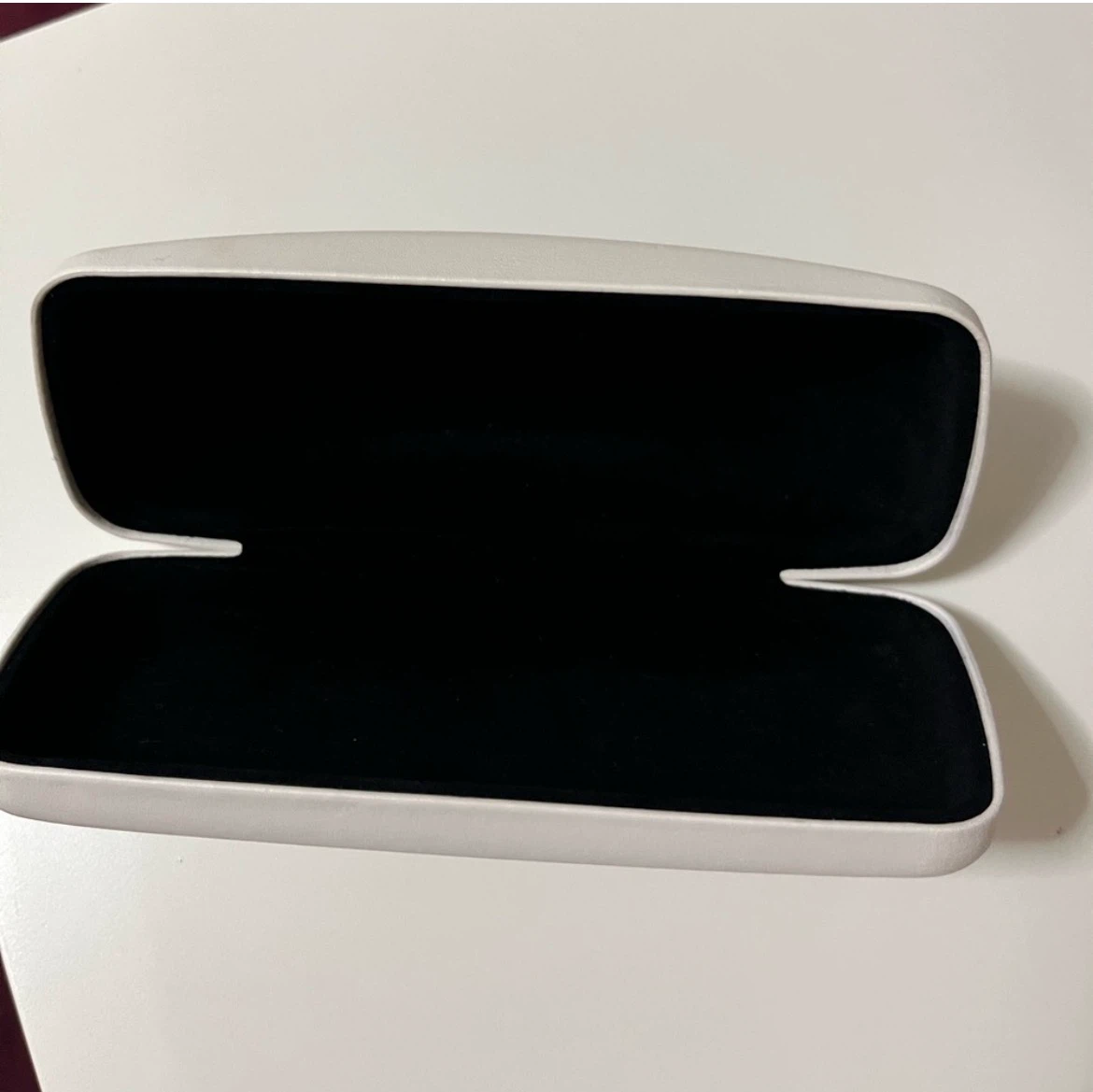 Calvin Klein White Hard Shell Glasses Case - photo 5