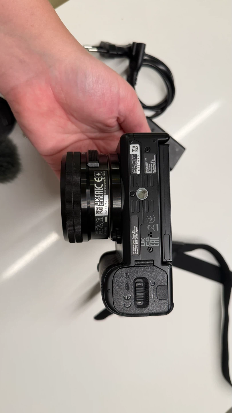 Sony ZV-E10 Mirrorless Camera + 16–50mm Lens + Camera Bag - photo 2
