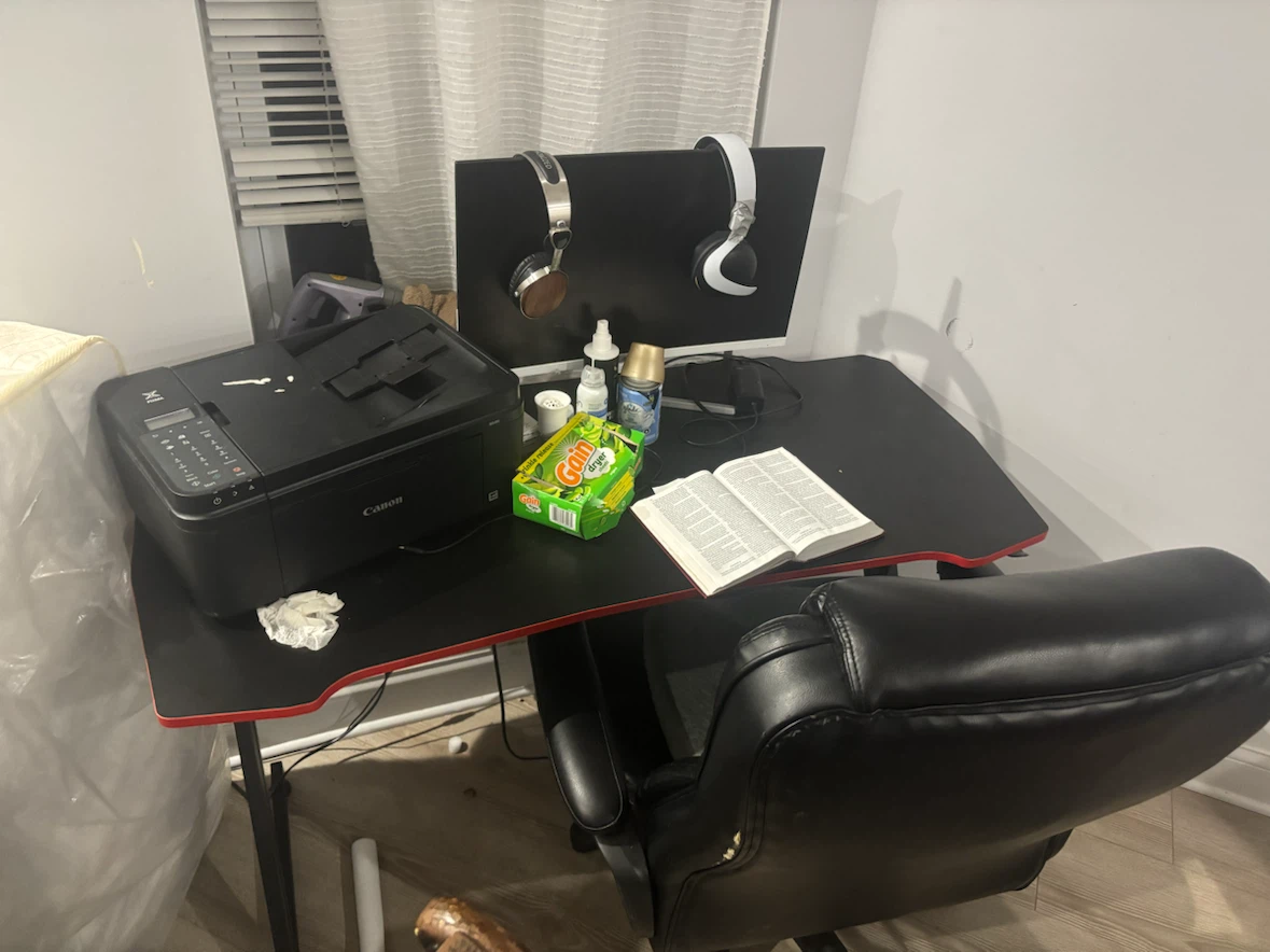 Desk - photo 2